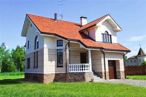 Различные виды фасадов кирпичных домов