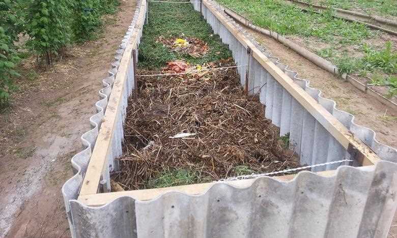 - Защита компостной ямы от нежелательных насекомых и грызунов