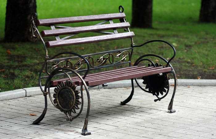 Кованые скамейки для вашей дачи и сада