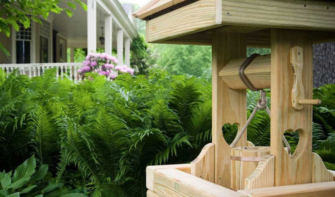 Фото-идеи оформления домика для колодца: красивое и практичное решение