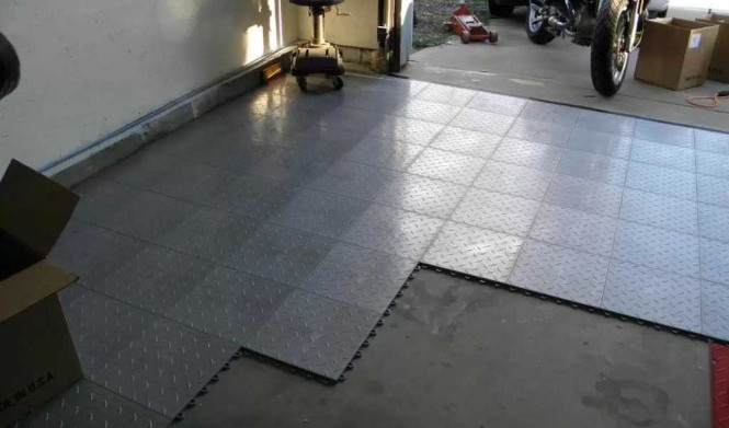 Резиновый пол для гаража: как правильно уложить и почему он лучше других материалов