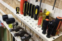 Самодельные гаражные приспособления для удобного хранения инструментов и оборудования: 10 идей своими руками