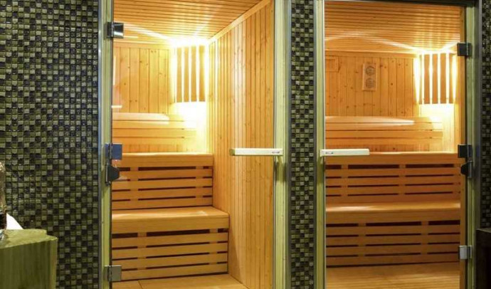 Стеклянные двери для сауны: идеальный баланс между эстетикой и надежностью
