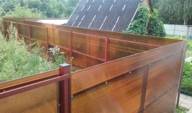 Заборы из поликарбоната: идеальное решение для уютного сада