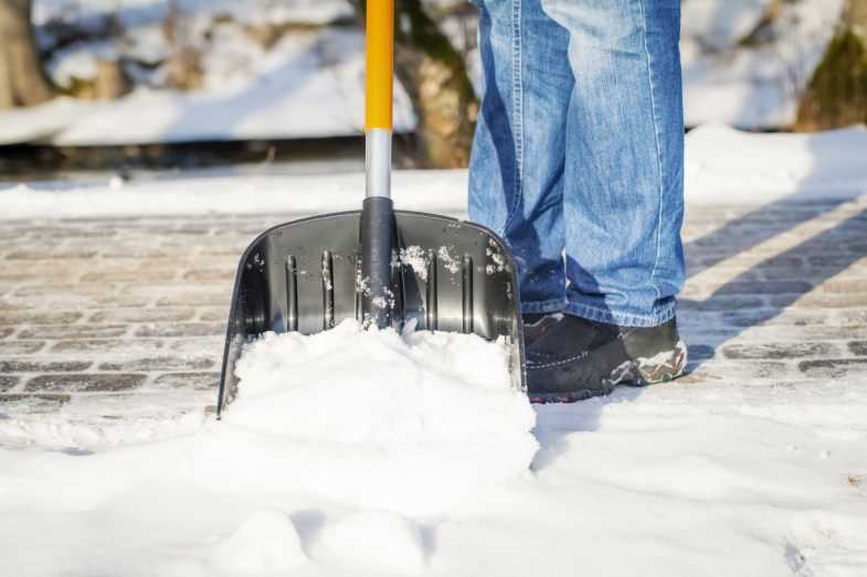 Правильная техника использования снегоуборочной лопаты на колесах