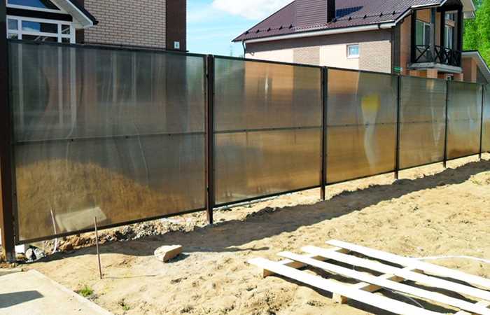 Забор из поликарбоната на металлическом каркасе: прочный и долговечный вариант ограждения